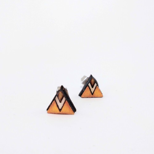 Háromszög formájú fa bedugós fülbevaló - metál orange, fehér, natúr
