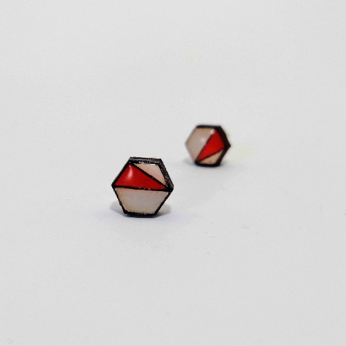 Hexagon formájú fa fülbevaló - szürke, piros, fehér